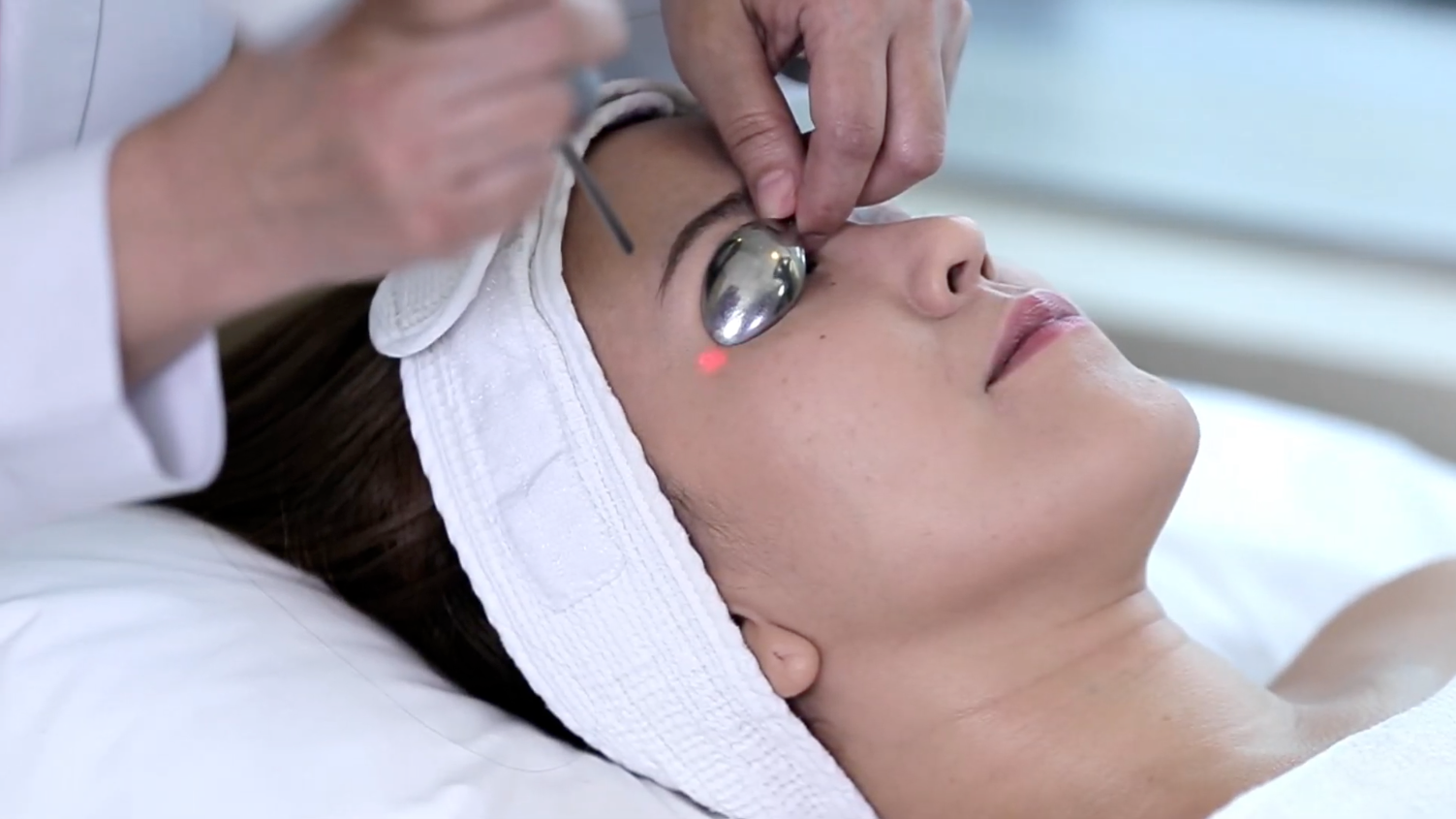 How to Get Rid of Eye Bags and Dark Circles to Bring Back Your Youthful Look