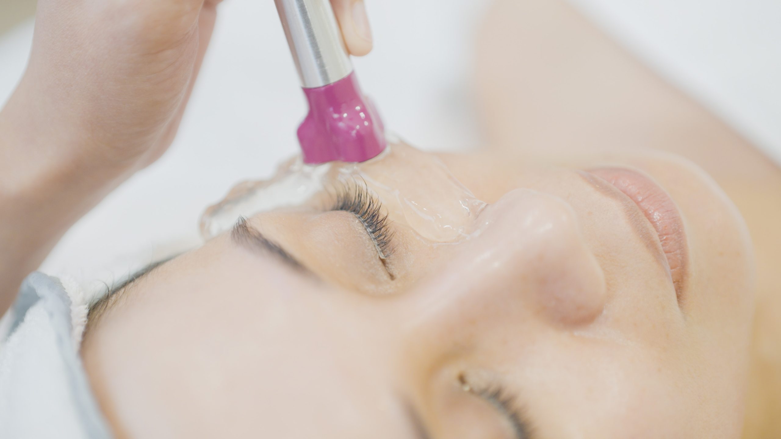 The Pros and Cons: Non-Invasive Facelift vs Traditional Facelifts